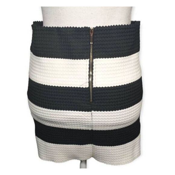 SUGAR RAIN BLACK & WHITE STRIPE SKIRT SZ.L EUC. - Picture 2 of 5